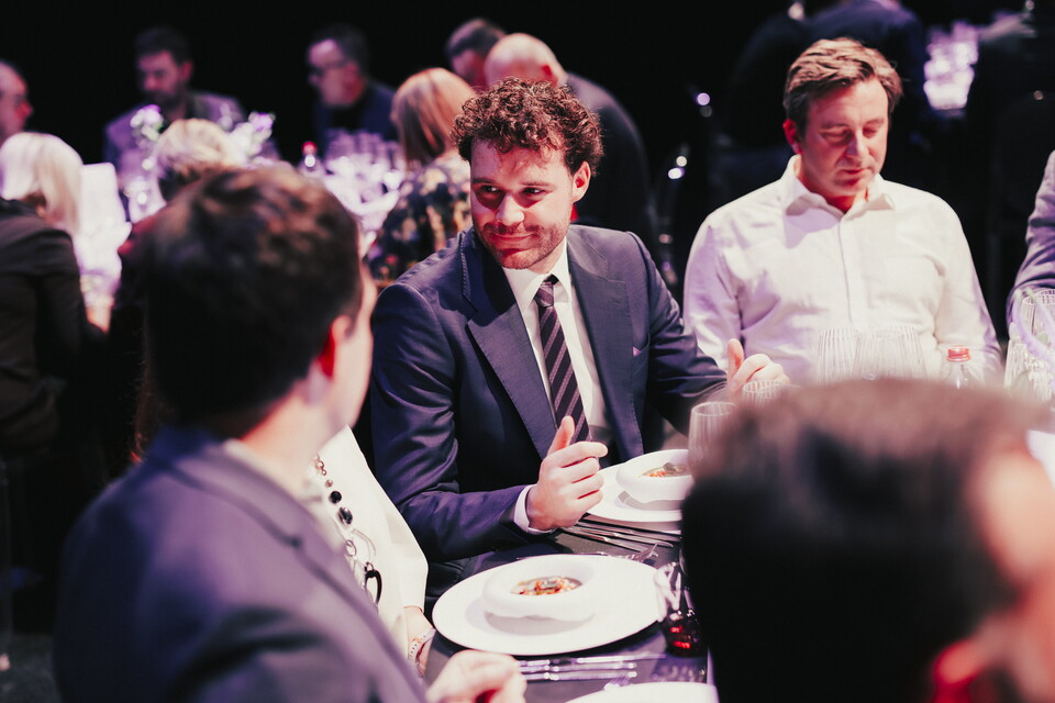 Cedric Ryckebusch met partners aan tafel