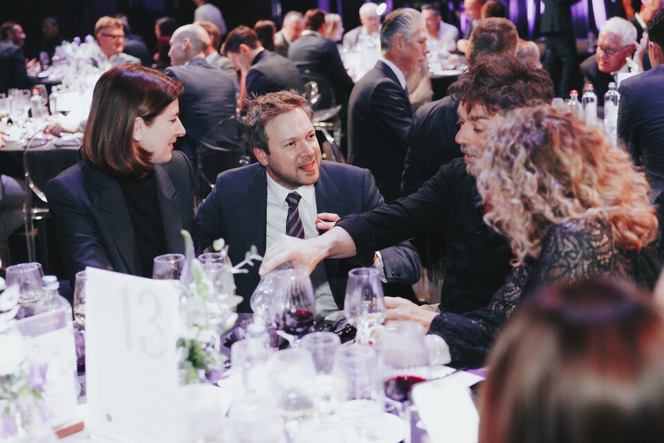 Isabelle Vanden Eede en Wouter Proot aan tafel met de partners van Sunweb