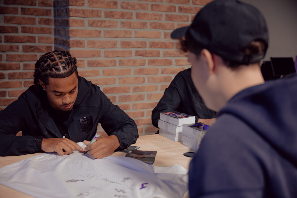 Signing session - Aasgaard & Onia Seke