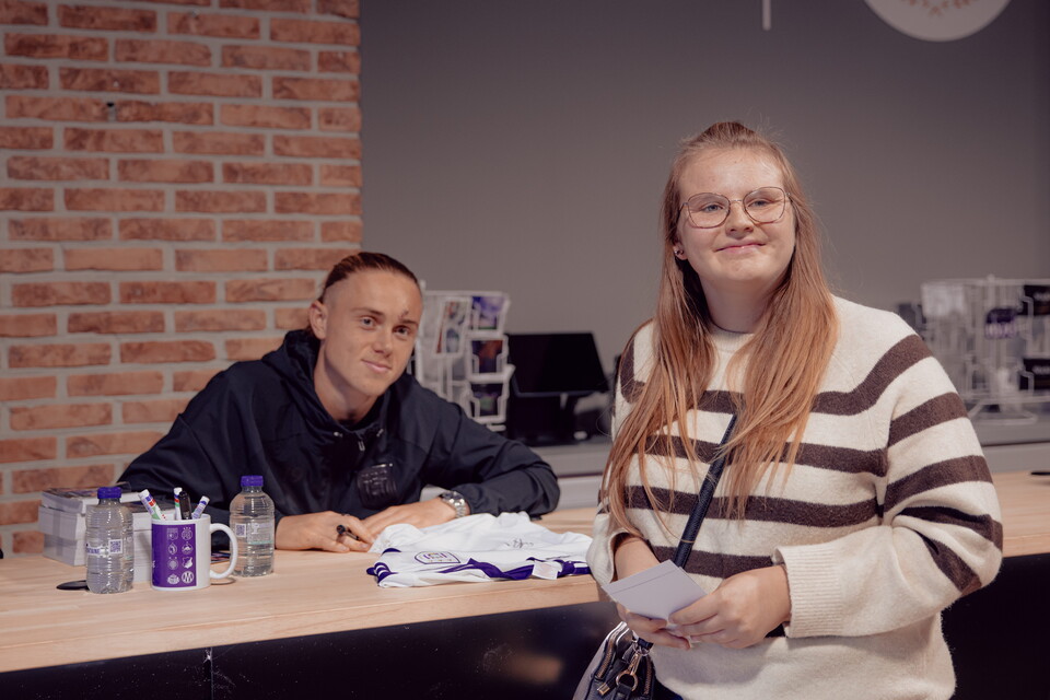 Signing session - Aasgaard & Onia Seke