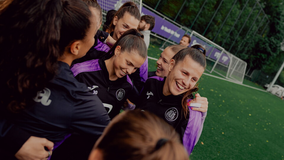 Laura De Neve en la comunicación oficial del Anderlecht sobre su retirada y su incorporación al staff