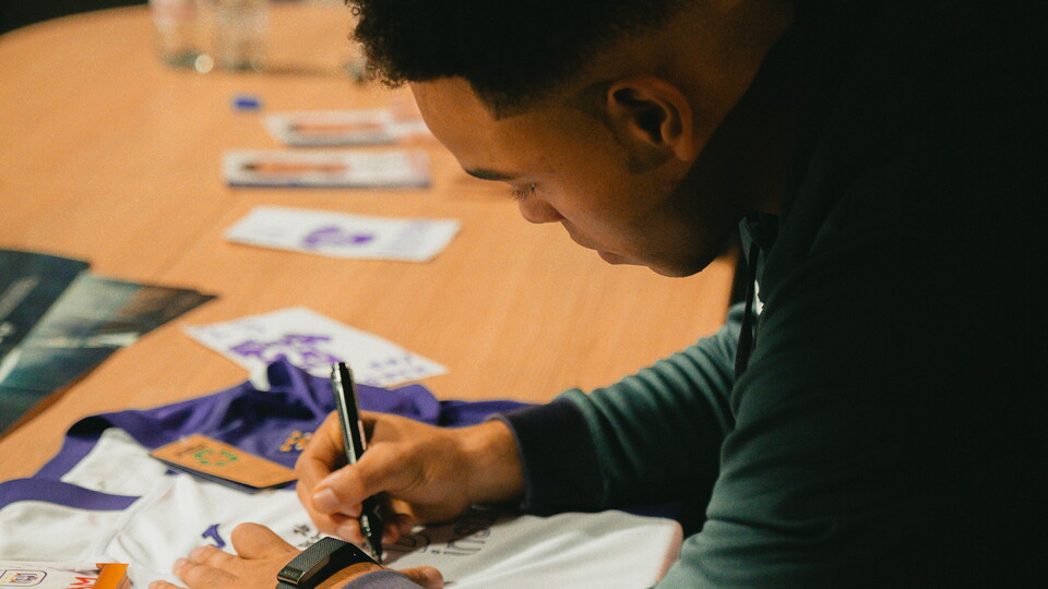 Mauve Ket prio signing session