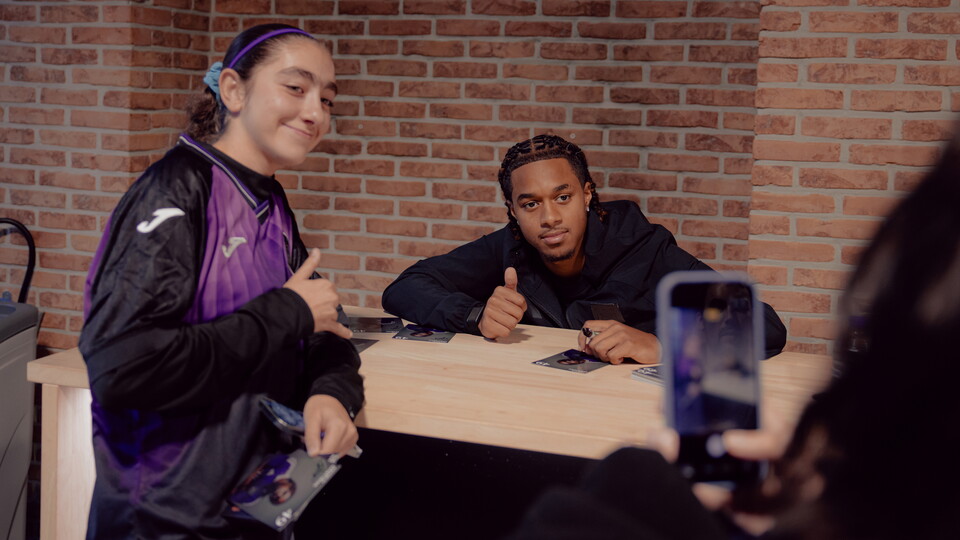 SIGNING SESSION
