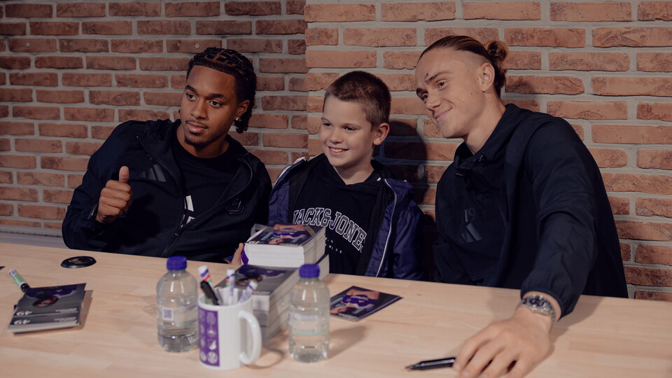 SIGNING SESSION