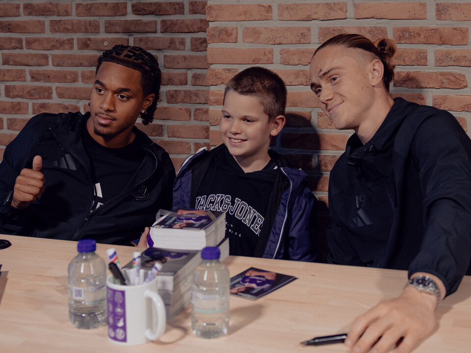 SIGNING SESSION